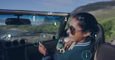 Üstü açık araba kullanan, animasyon sahnesini kaplayan dijital arayüz simgelerine sahip bir kadın. Teknoloji, yenilik, gelecek, kullanıcı arayüzü, bağlantı, ulaşım