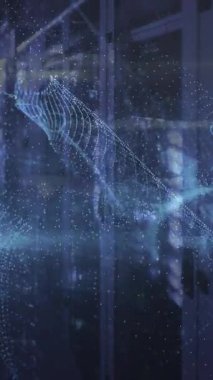 Sunucu odasındaki veri işleme ve asma kilit animasyonları. küresel teknoloji ve dijital arayüz kavramı dijital olarak oluşturulmuş video.