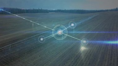 Tarım arazisi üzerinde bağlantılar ve veri işleme animasyonu ağı. Tarım, teknoloji, bağlantı, dijital, yenilik, otomasyon