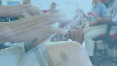 Ofiste, mali verileri ve animasyon çizelgeleri olan tablet kullanan eller. İş, finans, teknoloji, dijital, analiz, yatırım