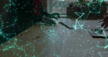 Masada mimari planlar üzerinde çalışmak, dijital ağ animasyonlarını izleyen insanlar. Mimari, plan, işbirliği, tasarım, takım çalışması, yenilik