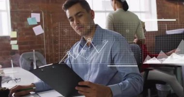 Ofiste finansal veri tablolarıyla çalışan iş adamları animasyonu örtüyor. takım çalışması, finans, analiz, işbirliği, grafikler, strateji