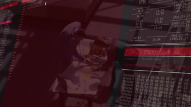 Okul ortamında masada çalışan insanları kapsayan bilgisayar kodlarının animasyonu. Teknoloji, eğitim, takım çalışması, işbirliği, kodlama, dijital