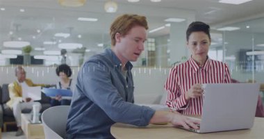 Ofiste, meslektaşlar laptopla çalışmayı tartışıyor, animasyon projesine odaklanıyor. İşbirliği, takım çalışması, beyin fırtınası, yaratıcılık, dijital, teknoloji