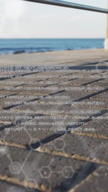 Gezinti güvertesinde koşan melez kadının veri işleme animasyonu. sağlık ve zindelik kavramı dijital olarak oluşturulmuş video.