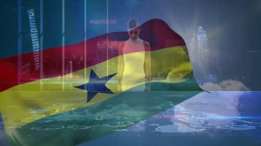 İş kadını okul ortamında Gana bayrağıyla dijital verileri analiz ediyor. Analizler, teknoloji, girişimcilik, eğitim, çeşitlilik, finans