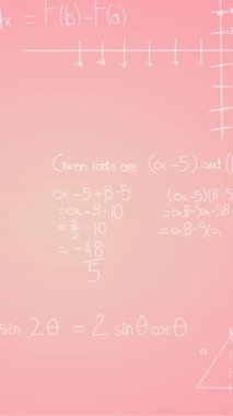 Pembe arka planda elle yazılmış matematiksel formüllerin animasyonu. Bilim, matematik ve öğrenme konsepti dijital olarak oluşturulmuş video.