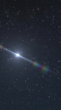 Gece gökyüzünde parlayan beyaz ışığın animasyonu. ışık ve hareket kavramı dijital olarak oluşturulmuş video.