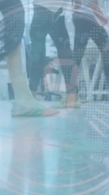 Yürüyen iş adamlarından oluşan çeşitli gruplar üzerinde finansal veri işleme animasyonu. küresel iş, finans ve dijital arayüz kavramı dijital olarak oluşturulmuş video.