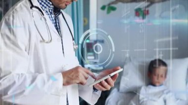 Hastanede, doktor fütüristik verileri gösteren animasyonlu dijital tablet kullanıyor. Tıp, teknoloji, yenilik, sağlık, dokunmatik ekran, analiz