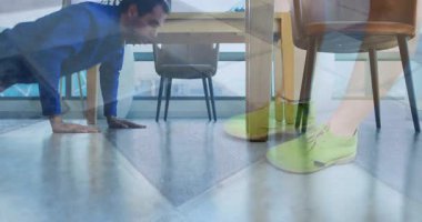 Yürüyen ayak animasyonuyla ofiste şınav çeken biri. Egzersiz, fitness, sağlık, şirket, hareket, aktif yaşam tarzı