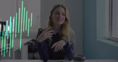 Renkli finansal veri animasyonlarıyla gülümseyen kadın. İş, teknoloji, finans, analitik, işyeri, yenilik