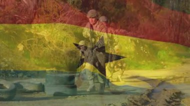 Gana bayrağıyla devriye gezen askerler canlı açık hava ortamında. Ordu, ordu, savunma, ulusal, vatanseverlik, güvenlik