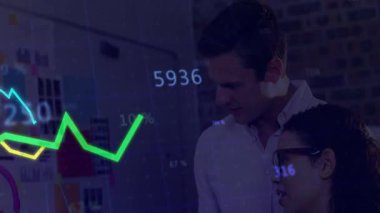 Dizüstü bilgisayardaki finansal grafiği analiz ediyorum. Ofiste çalışan iş adamları. Maliye, muhasebe, analitik, takım çalışması, işbirliği, strateji