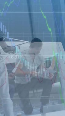 Çeşitli iş adamları üzerinde finansal veri işleme animasyonu. küresel iş, finans ve dijital arayüz kavramı dijital olarak oluşturulmuş video.
