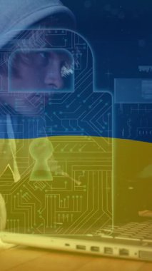 Beyaz erkek hacker animasyonu ve Ukrayna bayrağı üzerinde veri işleme. Ukrayna krizi, siber savaş ve dijital olarak üretilen uluslararası politika kavramı.