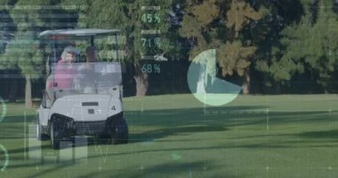 Golf arabası rotasında. Veri işleme animasyonu manzarayı örtüyor. technology, sports, data analysis, graphics, interactive, innovation