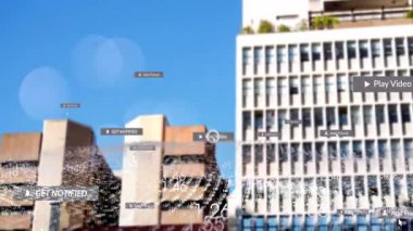 Mavi gökyüzüne karşı kentsel binaları kaplayan dijital uyarılar ve veri animasyonları. Şehir manzarası, teknoloji, fütüristik, dijital kaplama, ufuk çizgisi, yenilik