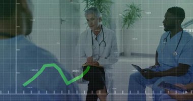 Finansal grafiği tartışmak, ofiste animasyonla ilgili tıbbi danışmanlık yapan doktorlar. Sağlık, profesyoneller, analitikler, veriler, işbirliği, teknoloji