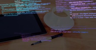 Programlama kodlu tablet ve tahta masadaki kalem, animasyon gösteriyor. Teknoloji, kodlama, dijital, yazılım, geliştirme, çalışma alanı