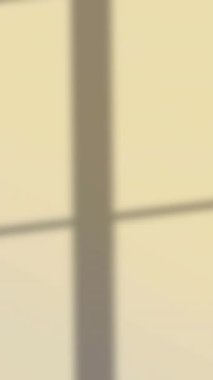 Sarı arka planda cam gölgesinde süzülen yaprakların animasyonu. gölge, desen ve renk konsepti dijital olarak oluşturulmuş video.