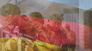 Kamuflaj teçhizatı içinde askerler tüfeklerle dikkatli bir şekilde ilerliyorlardı. Ordu, ordu, savaş, strateji, savunma, takım çalışması