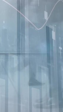 İstatistiksel veri işleme videosunun birleşik videosu ofiste yürüyen insanların zaman atlamalarına karşı. iş ve teknoloji kavramı