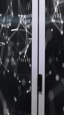 Sunucu odasında veri işleme animasyonu. küresel teknoloji ve dijital arayüz kavramı dijital olarak oluşturulmuş video.