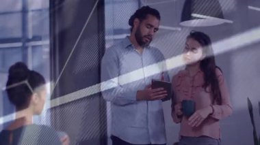 Modern ofiste dijital arayüz üzerinde çalışan farklı meslektaşlar, animasyonu tartışıyorlar. İşbirliği, takım çalışması, yenilik, yaratıcılık, teknoloji, çalışma alanı