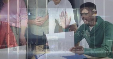 Ofiste işbirliği yapıyor, çeşitli takımlar zaman ve havanın dijital animasyonunu izliyor. Takım çalışması, beyin fırtınası, yenilik, işyeri, yaratıcılık, teknoloji