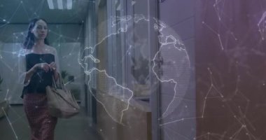 Ofiste, kadın ekranda dijital dünya haritası animasyonuyla etkileşime geçiyor. Teknoloji, iş, yenilik, küresel, etkileşimli, ağ