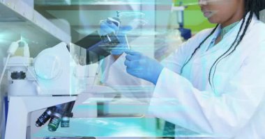 Test tüpü ile çalışan bilim adamı, dijital veri işleme animasyon örtüsü. Bilim, araştırma, laboratuvar, deney, teknoloji, yenilik