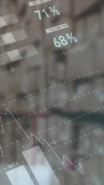 Depodaki paketlerin üzerinden finansal veri ve grafiklerin animasyonu. ticaret, dağıtım hizmetleri, ekonomi ve teknoloji dijital olarak üretilmiş video.