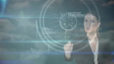 Ofiste çalışan iş kadını üzerinde kullanıcı simgeleriyle dijital arayüzün animasyonu. Teknoloji, ağ, iletişim, kurumsal, profesyonel, bağlantı