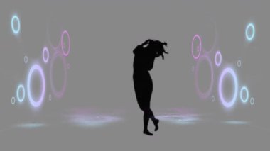 Parlak pembe çemberlerle dans eden, gri arka planda animasyon yaratan biri. Dans, performans, yaratıcılık, neon, dijital, hareket