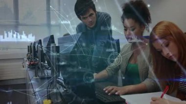 Okulda, dijital ağ animasyonu ile proje üzerinde çalışan öğrenciler. İşbirliği, takım çalışması, teknoloji, eğitim, yenilik, bağlantı