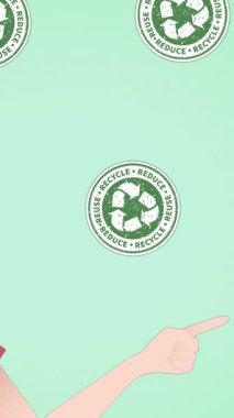 Geri dönüşüm ikonları üzerine konuşan kadın animasyonu. Ulusal danışmanlık ayı ve dijital olarak oluşturulan kutlama konsepti.