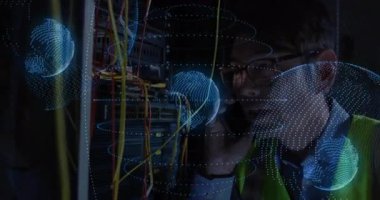 Sunucu üzerinde çalışıyorum, dijital kürede teknisyen ve animasyon veri görselleştirmesi. Teknoloji, siber güvenlik, veri analizi, ağ oluşturma, yenilik, bulut hesaplama