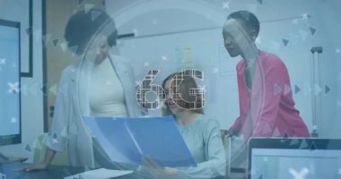 5G teknoloji animasyon kaplamasında çalışan üç kadın. işbirliği, yenilik, iletişim, dijital, takım çalışması, fütürist