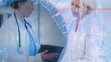 Sağlık uzmanı dijital dünya haritası animasyonu üzerinden hastayla tartışıyor. Teletıp, danışma, teknoloji, yenilik, iletişim, ağ