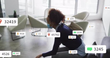 Ofiste yürüyen, dijital veri simgeleriyle çevrili bir kadın. Teknoloji, yenilik, iş dünyası, iletişim, fütüristik, işyeri