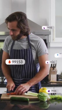 Beyaz adamın yemek pişirmesi üzerine medya simgelerinin canlandırılması. Sosyal medya ve iletişim arayüzü kavramı dijital olarak oluşturulmuş video.