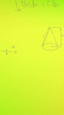 Sarı arkaplan üzerinde elle yazılmış matematiksel formüllerin animasyonu. Bilim, matematik ve öğrenme konsepti dijital olarak oluşturulmuş video.
