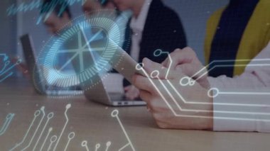 Dijital devresi ve teknoloji animasyonu olan akıllı telefon kullanan eller. yenilik, bağlantı, iletişim, gelecek, elektronik, siber