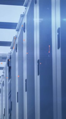 Sunucu odasındaki veri işleme ve şekillerin animasyonu. sunucular ve bulut hesaplama kavramı dijital olarak oluşturulmuş video.