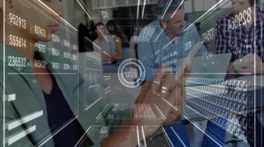 Fütüristik veri işleme animasyonları, ofis ortamındaki iş adamlarıyla çalışmak. teknoloji, takım çalışması, yenilik, dijital, işbirliği, kurumsal