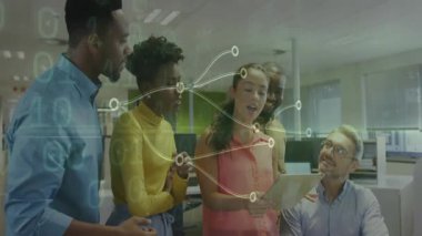 Ofiste, çeşitli takımlar dijital ağ bağlantılarının animasyonuyla işbirliği içinde. Takım çalışması, işbirliği, yenilik, ağ, çeşitlilik, teknoloji