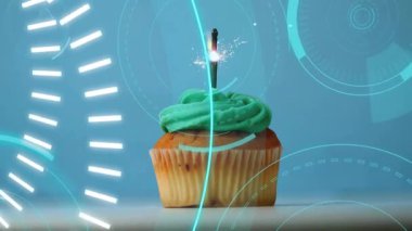 Yeşil kremalı kek ve 5G teknolojili animasyonla çevrili mum. Doğum günü, kutlama, yenilik, dijital, bağlantı, ağ