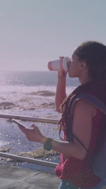 Kahve fincanı ikonu, gezinti güvertesinde kahve içen Afrikalı Amerikalı kadına karşı doluyor. kafe ve iş konsepti