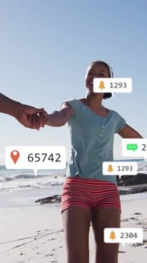 Afro-Amerikan çifti üzerine medya simgelerinin canlandırılması. Sosyal medya ve iletişim arayüzü kavramı dijital olarak oluşturulmuş video.